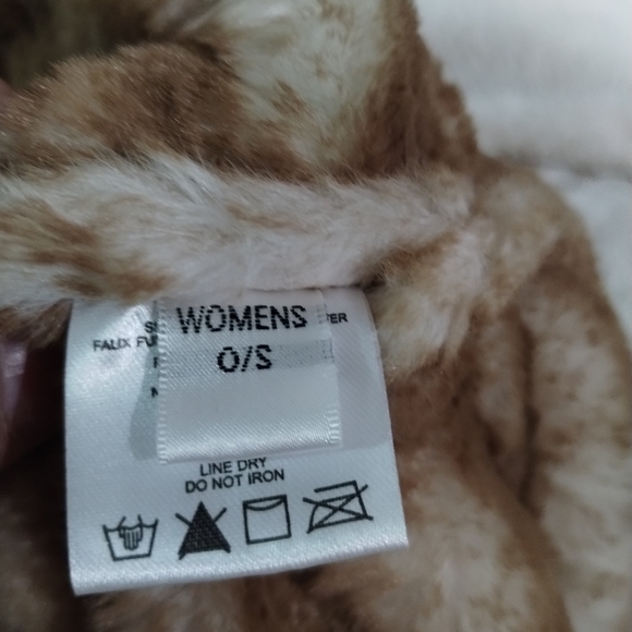 Free country Faux Far Neck Scarf - Picture 6 of 17